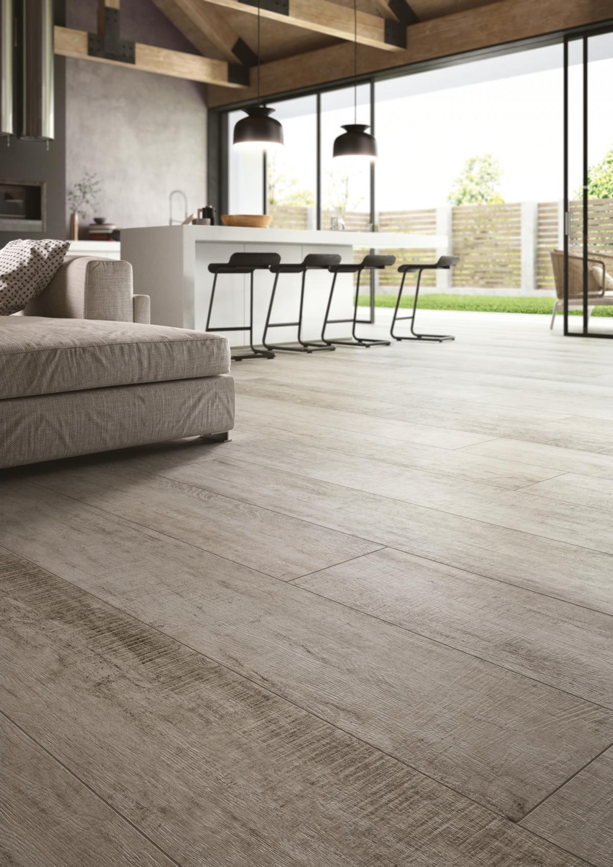 pavimento con effetto legno in gres porcellanato senza linee di fuga