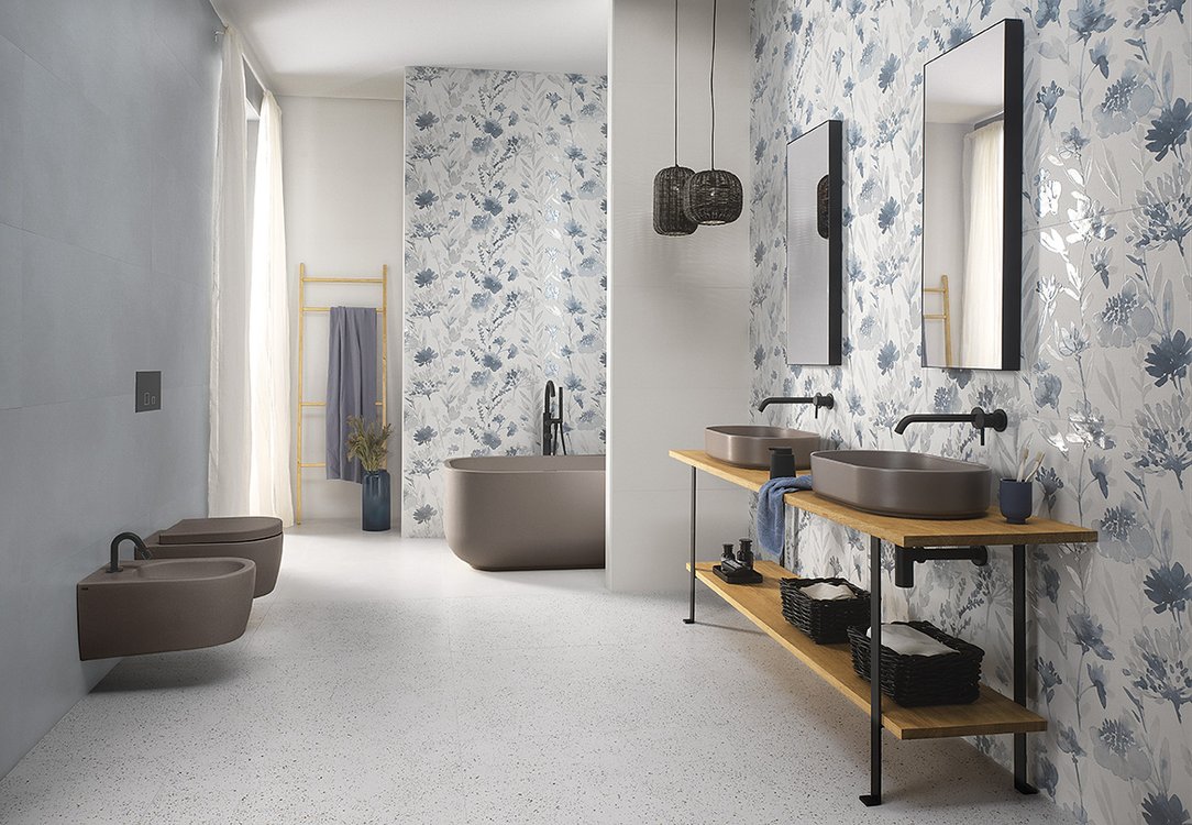 bagno con pareti in gres porcellanato floreale