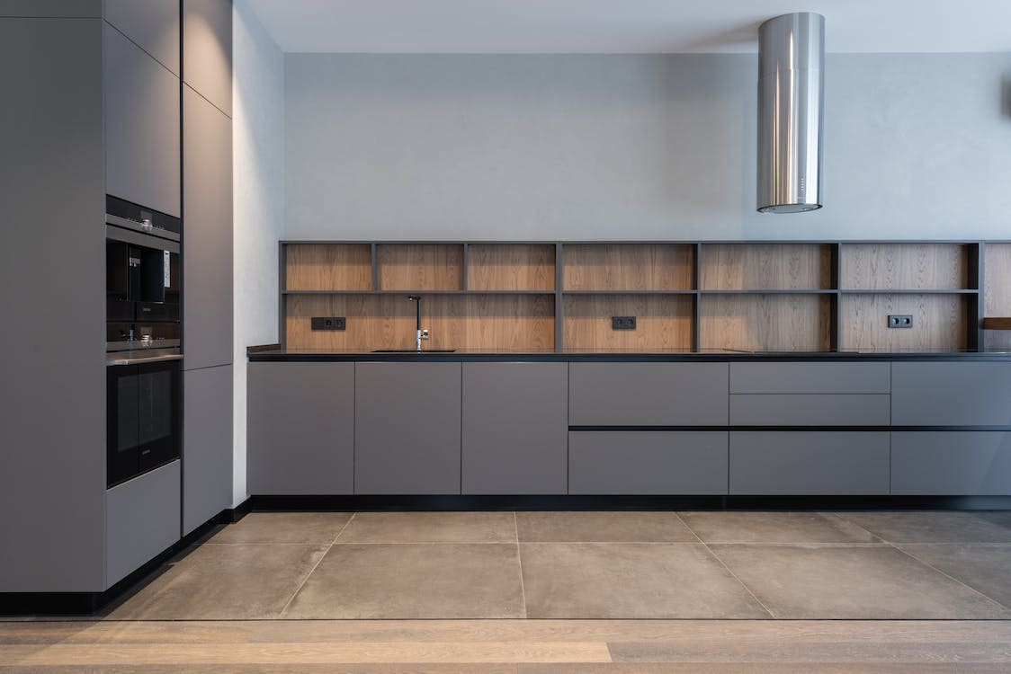 cucina rivestita con gres porcellanato effetto pietra e minimal